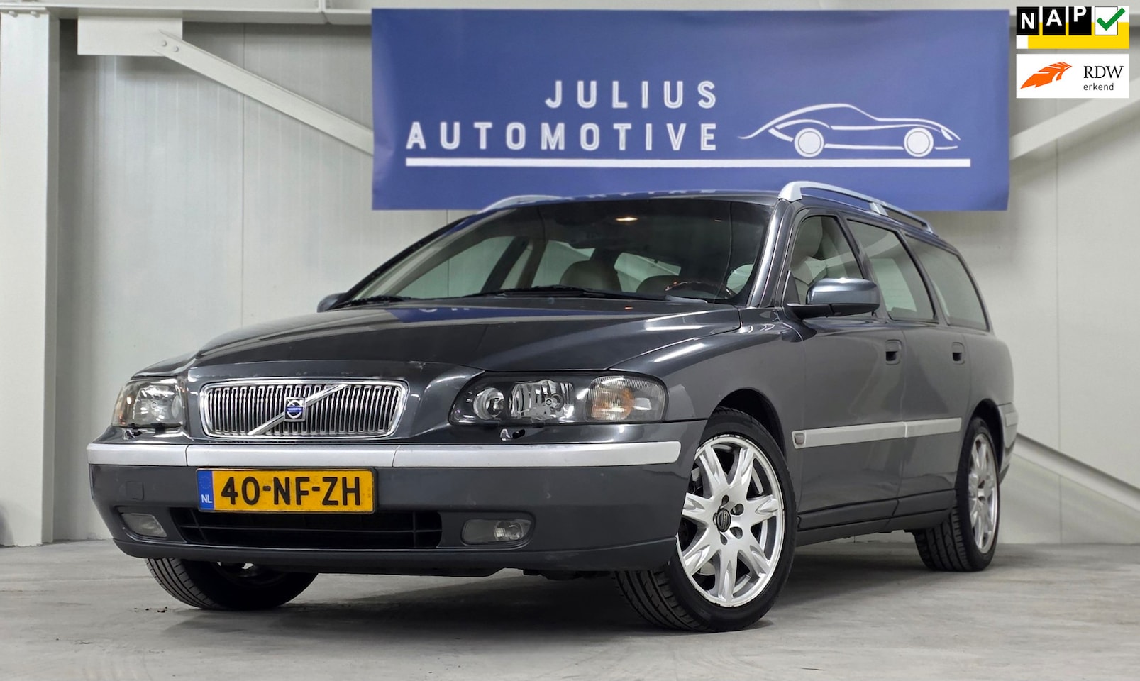 Volvo V70 - 2.5 T Comfort Line Trekhaak Garantie Leer Nieuwe APK! - AutoWereld.nl