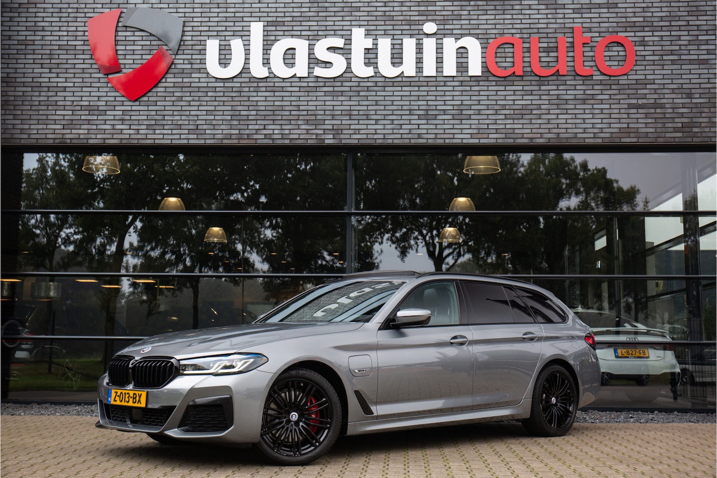 BMW 5-serie Touring - 530e Business Edition Plus 530e Business Edition Plus , Panoramadak, Trekhaak, Leer, - AutoWereld.nl
