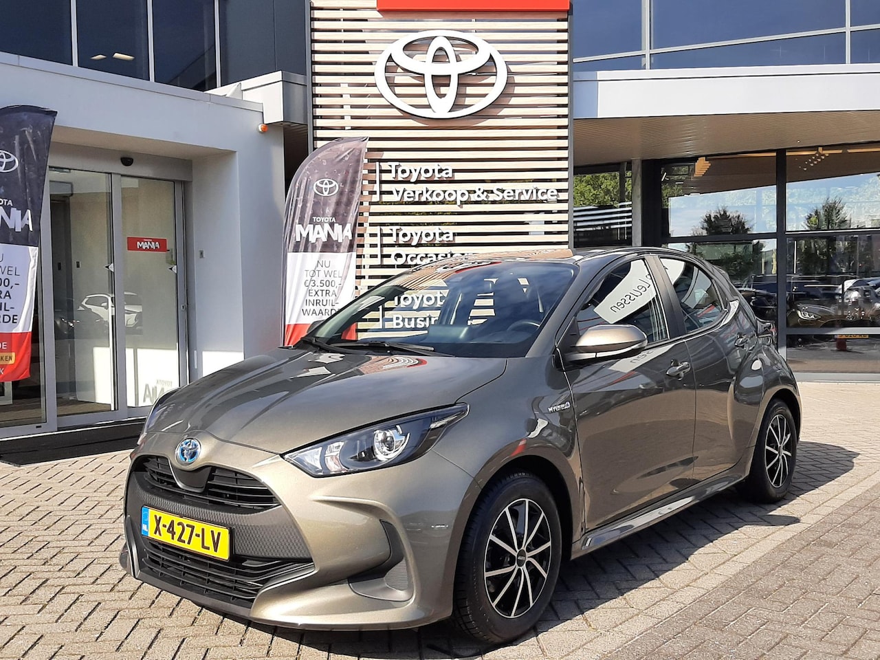 Toyota Yaris - 1.5 Hybrid Dynamic ALL-SEASON NAVI BLUETOOTH AD-CRUISE LMV DAB+ - AutoWereld.nl