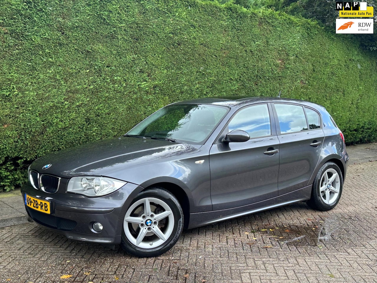 BMW 1-serie - 118i High Executive /AUTOMAAT/SCHUIFDAK/STOELVRWRMNG/PDC/NAVI!/ - AutoWereld.nl