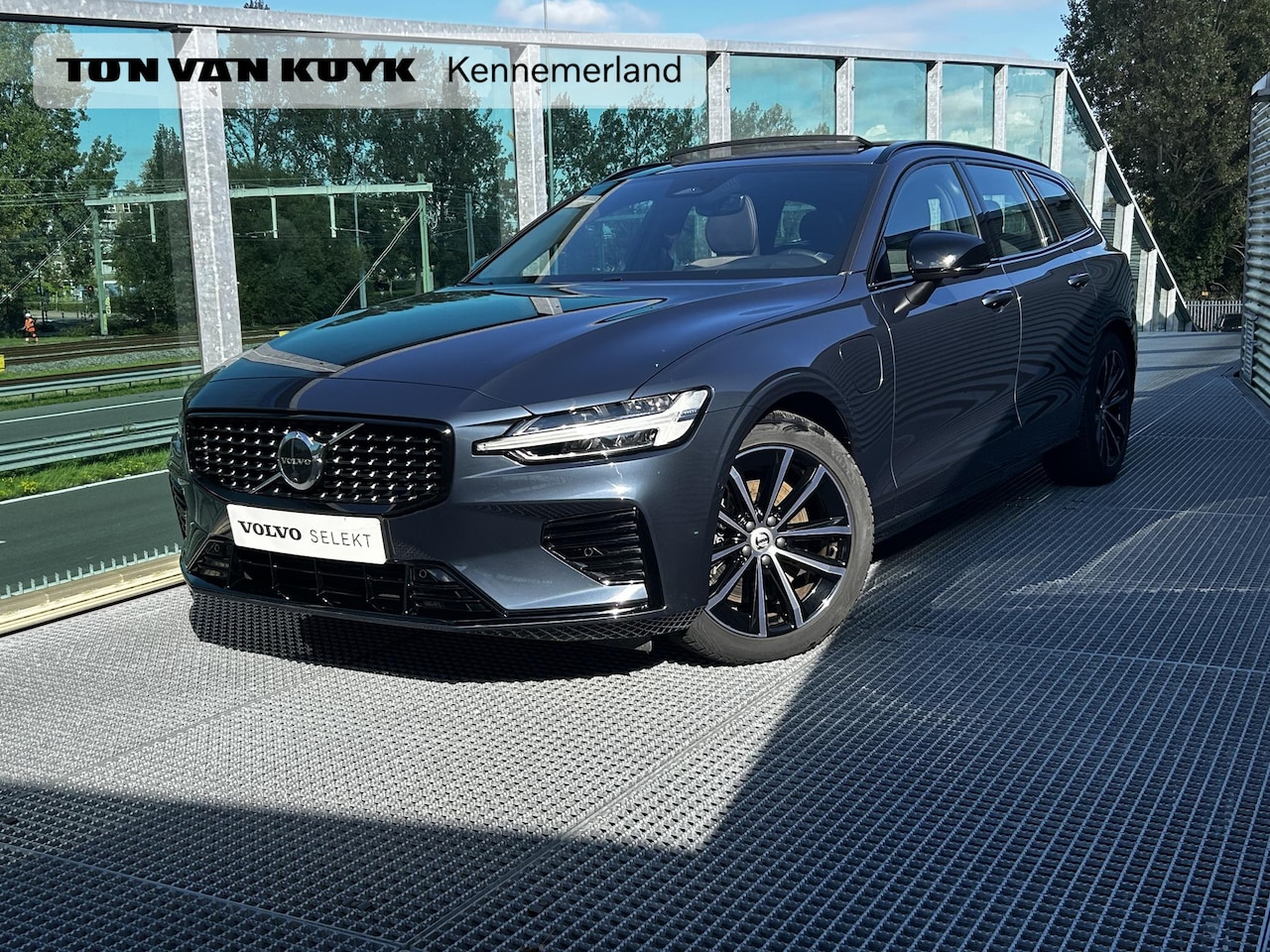 Volvo V60 - 2.0 T6 Plug-in hybrid AWD Plus Dark Panorama dak, Harman-Kardon premium Audio, Verwarmde s - AutoWereld.nl