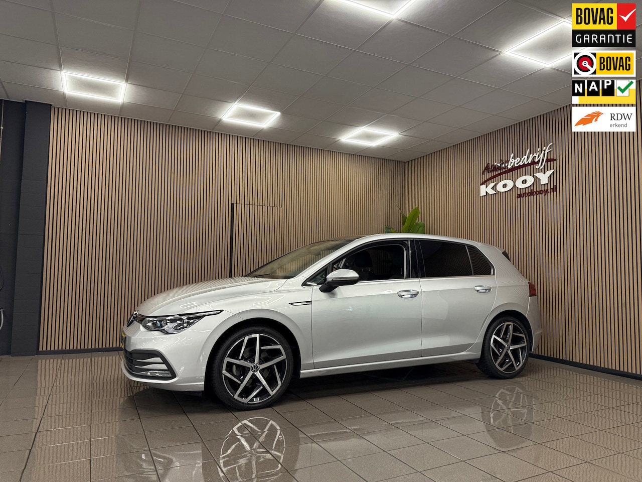 Volkswagen Golf - 1.5 eTSI Style * NL Auto / Automaat / Panoramadak / Carplay / Afn. Trekhaak / LED * - AutoWereld.nl