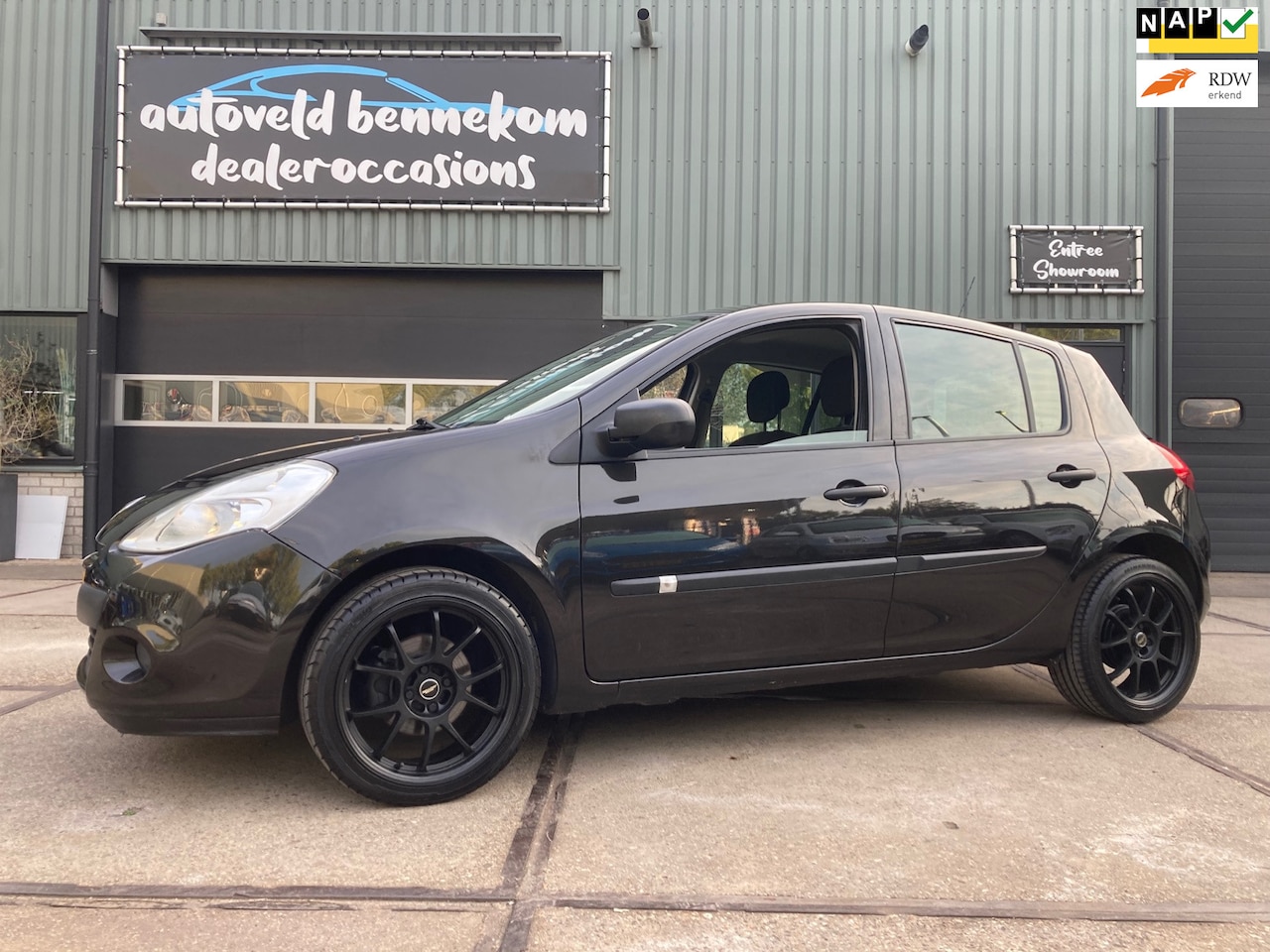 Renault Clio - 1.2 black on black edition 17inch/navi/5 deurs - AutoWereld.nl