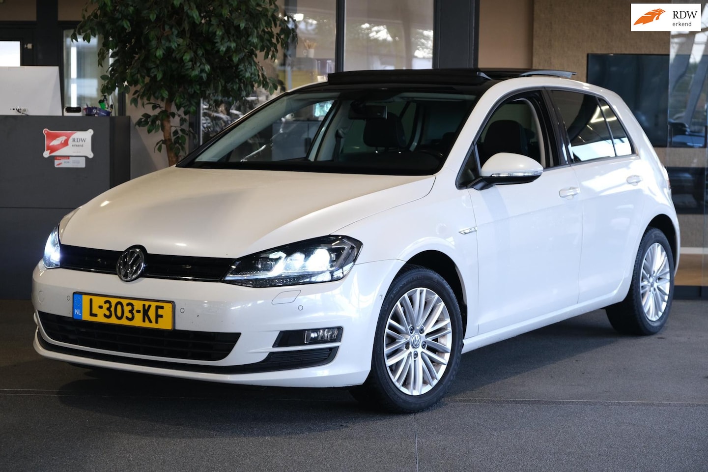 Volkswagen Golf - 1.2 TSI Highline DSG Pano Apple Carplay Pdc Led - AutoWereld.nl