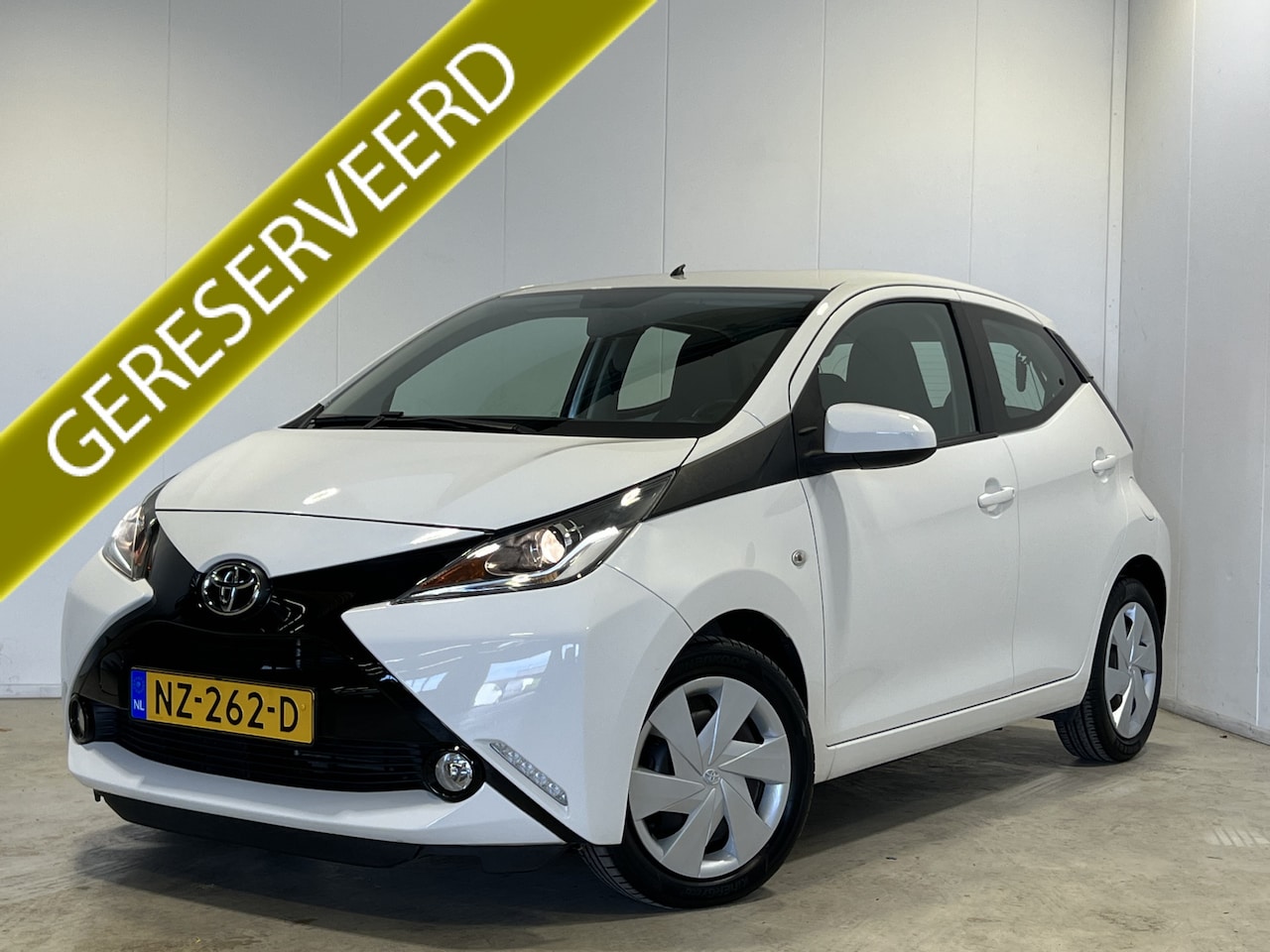 Toyota Aygo - 1.0 VVT-i x-play | Navigatie | Airco | Limiter | Achteruitrijcamera | Radio | Elektrische - AutoWereld.nl