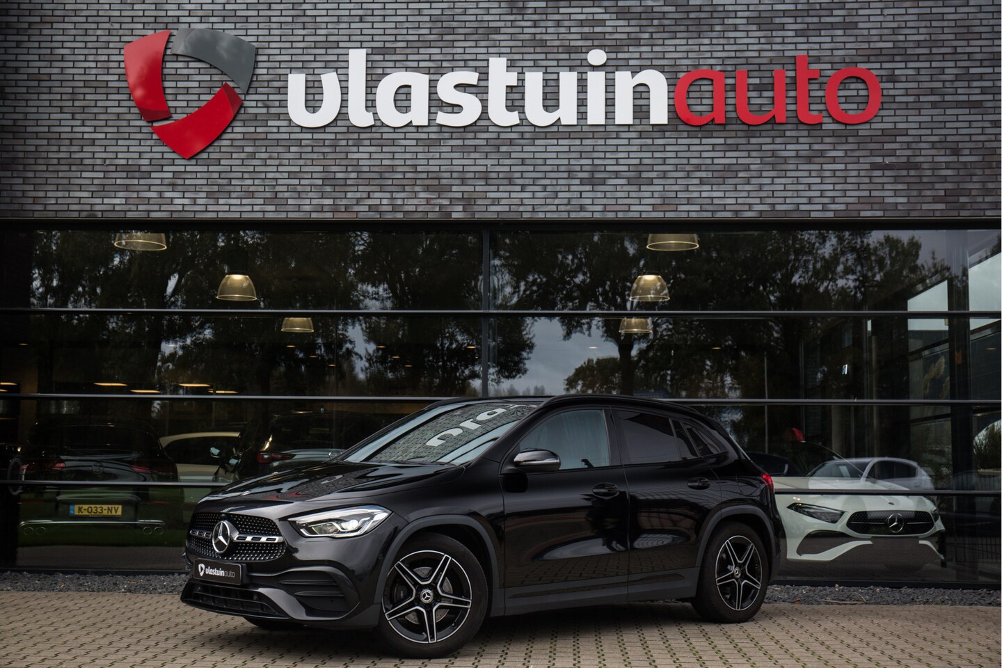 Mercedes-Benz GLA-Klasse - 200 AMG Line 200 AMG Line ,Trekhaak, Rood Stiksel - AutoWereld.nl