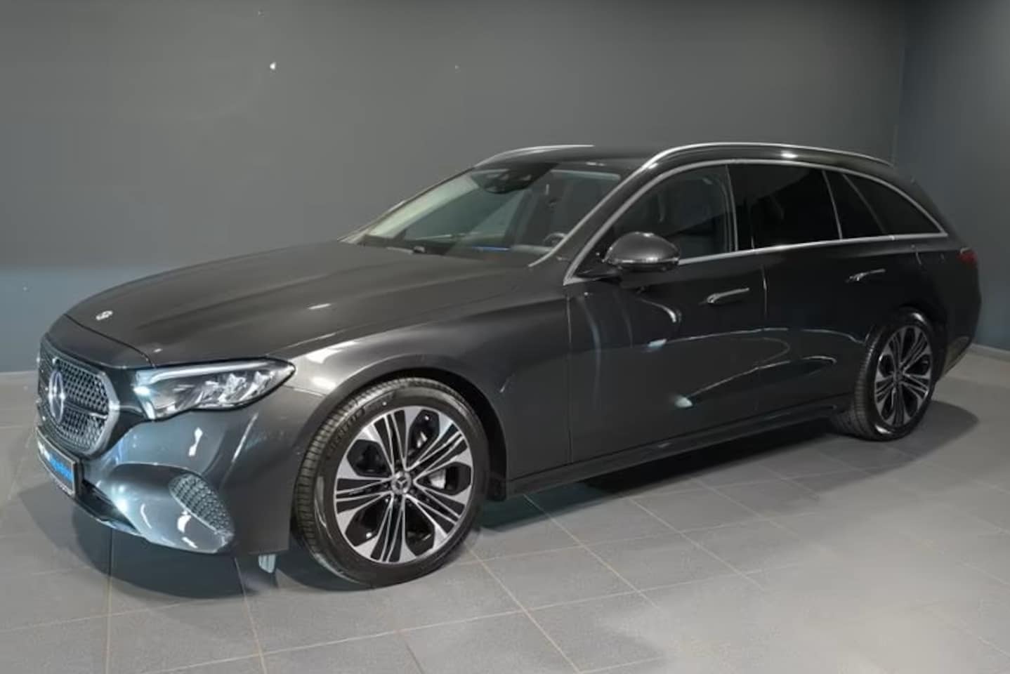 Mercedes-Benz E-klasse Estate - 300e AVANTGARDE ** LED, 360 CAM, TREKH, DISTR, KEYLESS, AMBIENTE ** 1e EIG - € 22.000,= on - AutoWereld.nl