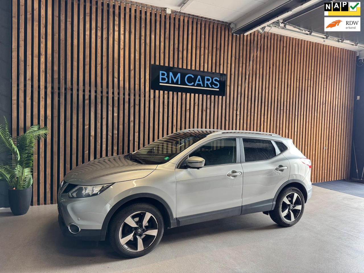 Nissan Qashqai - 1.2 N-Connecta Panodak, Camera, Trekhaak - AutoWereld.nl