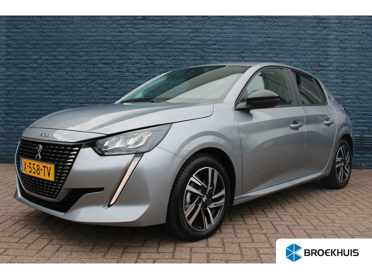Peugeot 208 - 1.2 PureTech Style | Navigatie | Camera | Trekhaak | All season | 2.500km | Apple carplay - AutoWereld.nl