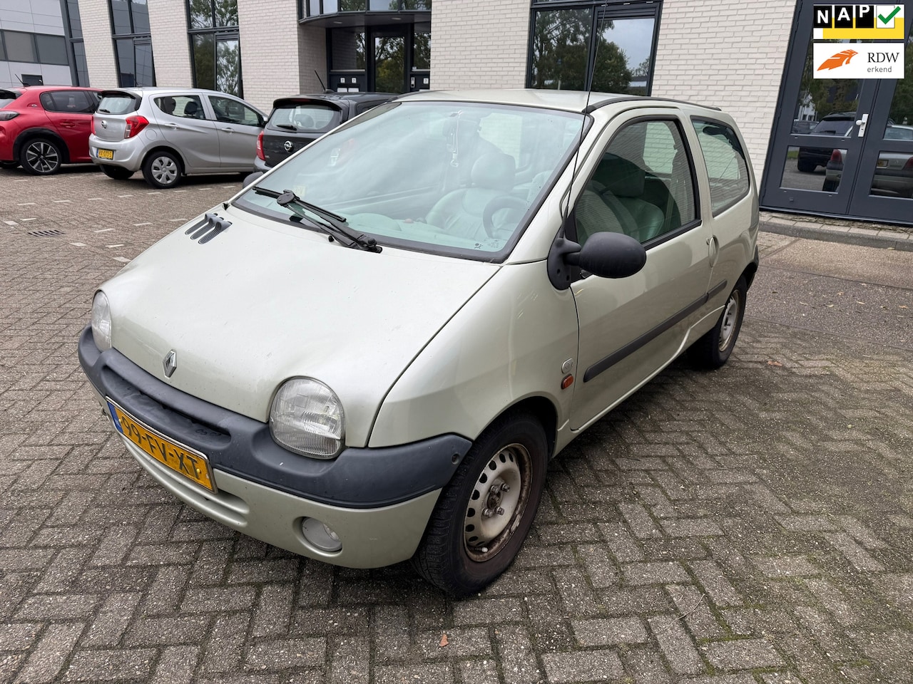 Renault Twingo - 1.2 Initiale / apk / nap / airco / leer / inruilauto / meeneem prijs!!!! - AutoWereld.nl