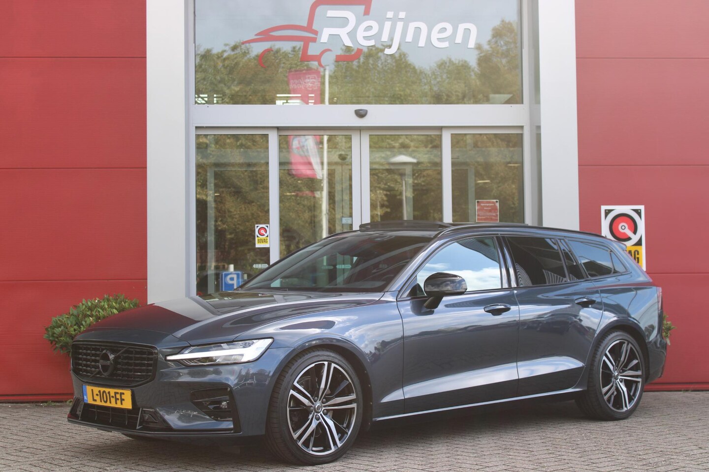Volvo V60 - 2.0 B3 R-DESIGN 177PK MILD HYBRID AUTOMAAT 8 | PANORAMISCH SCHUIF/KANTELDAK | PREMIUM AUDI - AutoWereld.nl