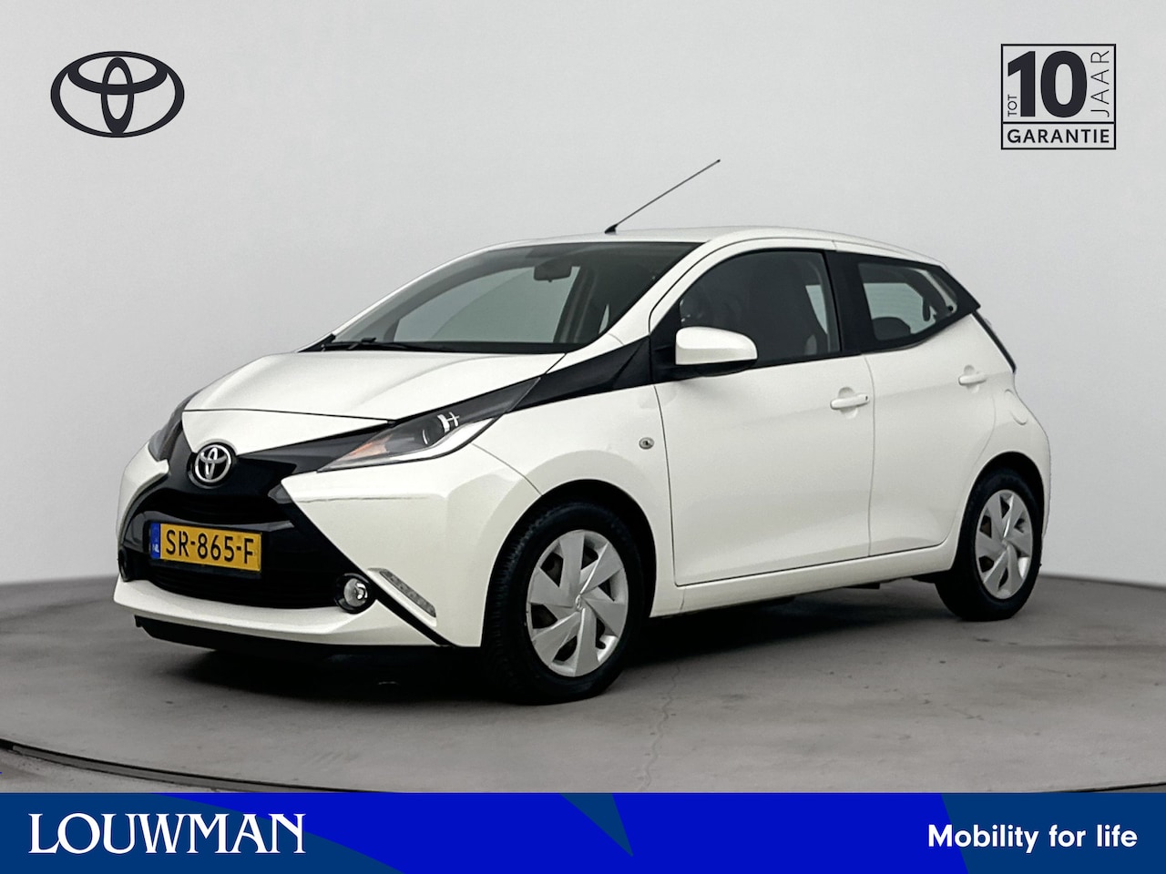 Toyota Aygo - 1.0 VVT-i x-play Navi | Parkeercamera | Fietsendragerbeugel | Mistlampen | Airco | - AutoWereld.nl