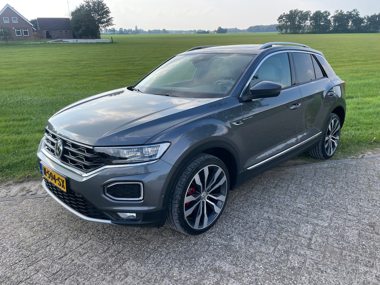 Volkswagen T-Roc - 2.0 TSI 4Motion Sport Apadtieve cruise control, panorama dak en trekhaak - AutoWereld.nl