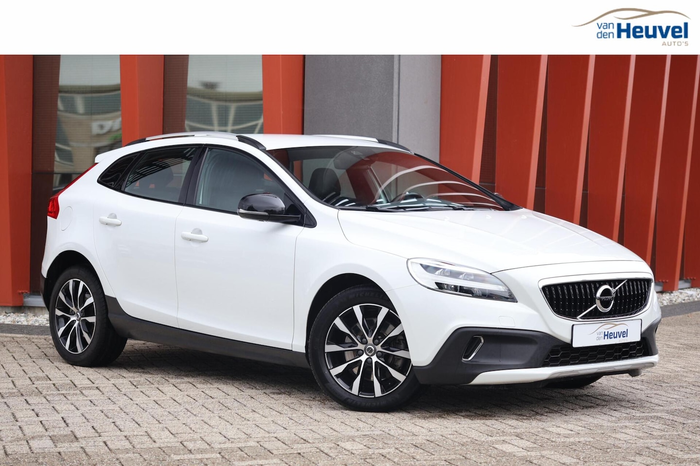 Volvo V40 Cross Country - T3 Dynamic Edition | Stoelverwarming | Trekhaak | 17 Inch velgen | Navigatie - AutoWereld.nl