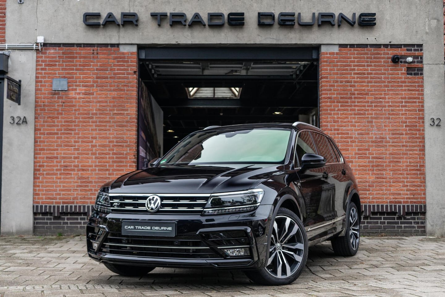 Volkswagen Tiguan - 2.0 TSI 4Motion R-Line Pano / Trekhaak / Camera - AutoWereld.nl