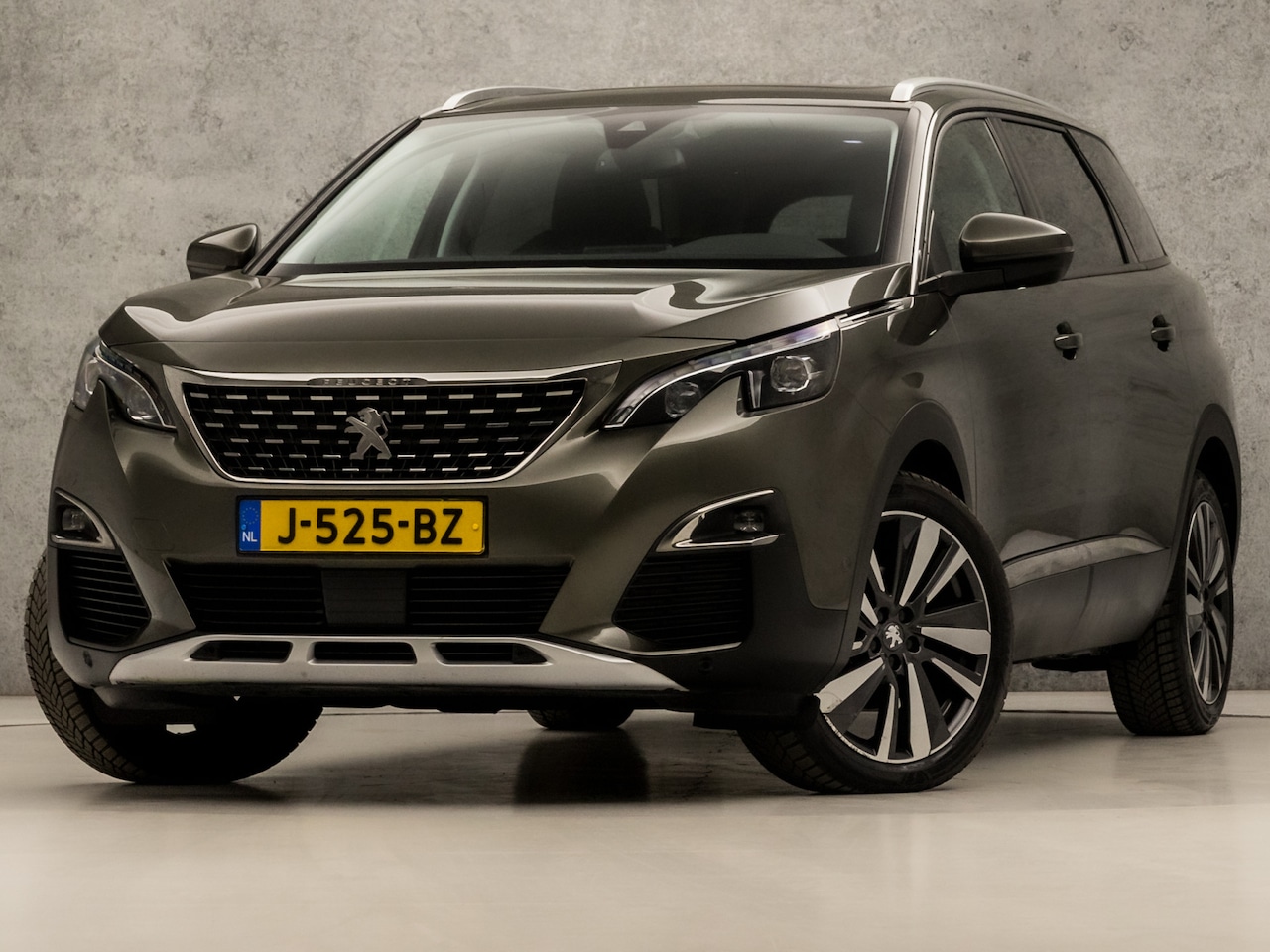 Peugeot 5008 - 1.2 PureTech Deluxe 7 Persoons Automaat (PANORAMADAK, APPLE CARPLAY, MEMORY SEATS, LEDER, - AutoWereld.nl