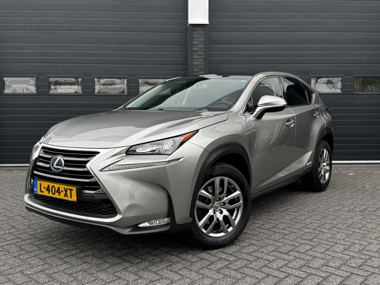 Lexus NX - 300h AWD Luxury Line | Pano | Climate | Camera | Stoelverw. | €18.900,- - AutoWereld.nl