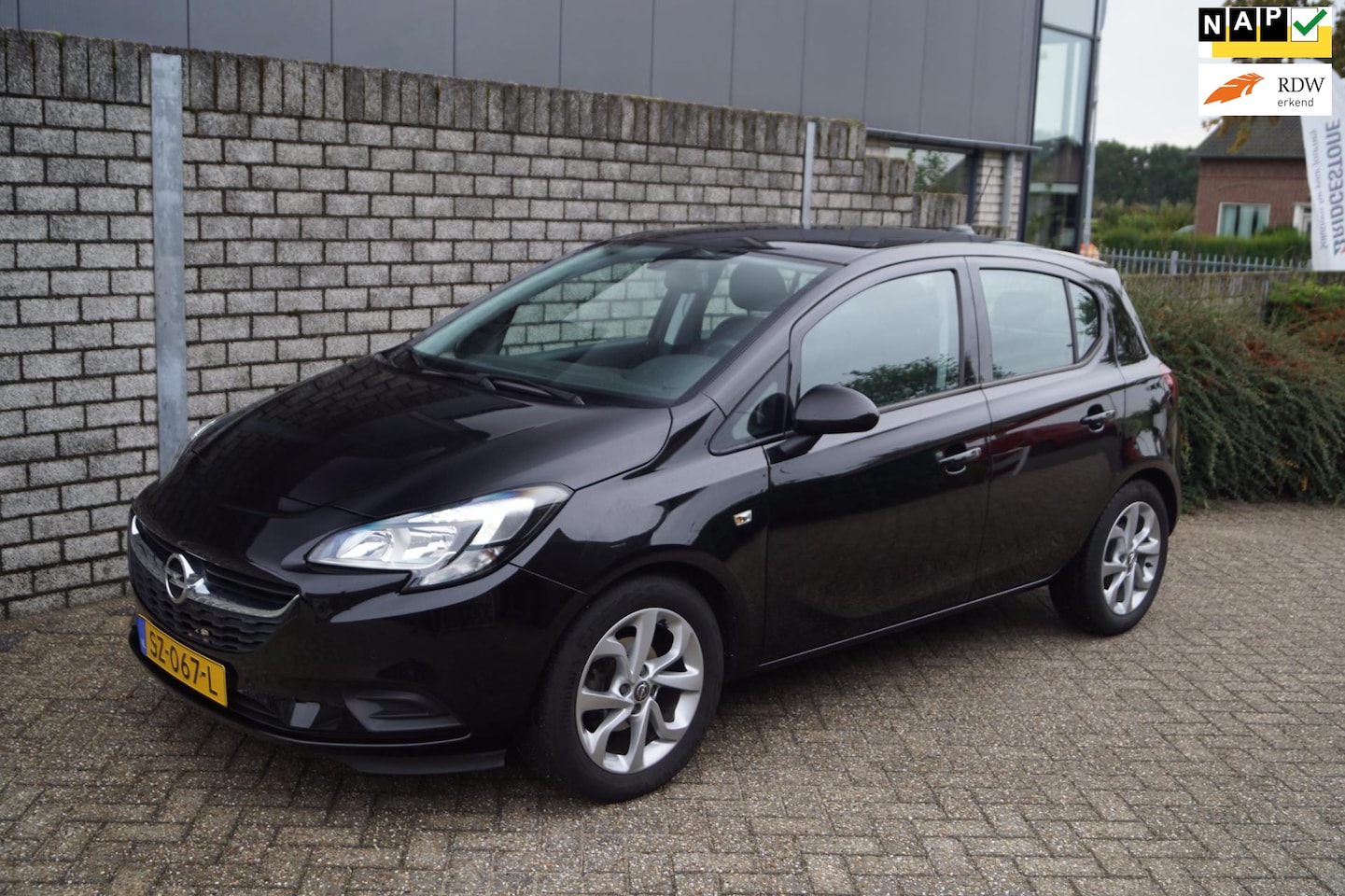 Opel Corsa - 1.4 Online Edition Automaat 5 Deurs Sportstoelen Navi Airco Cruise 2x PDC LMV Apple Carpla - AutoWereld.nl