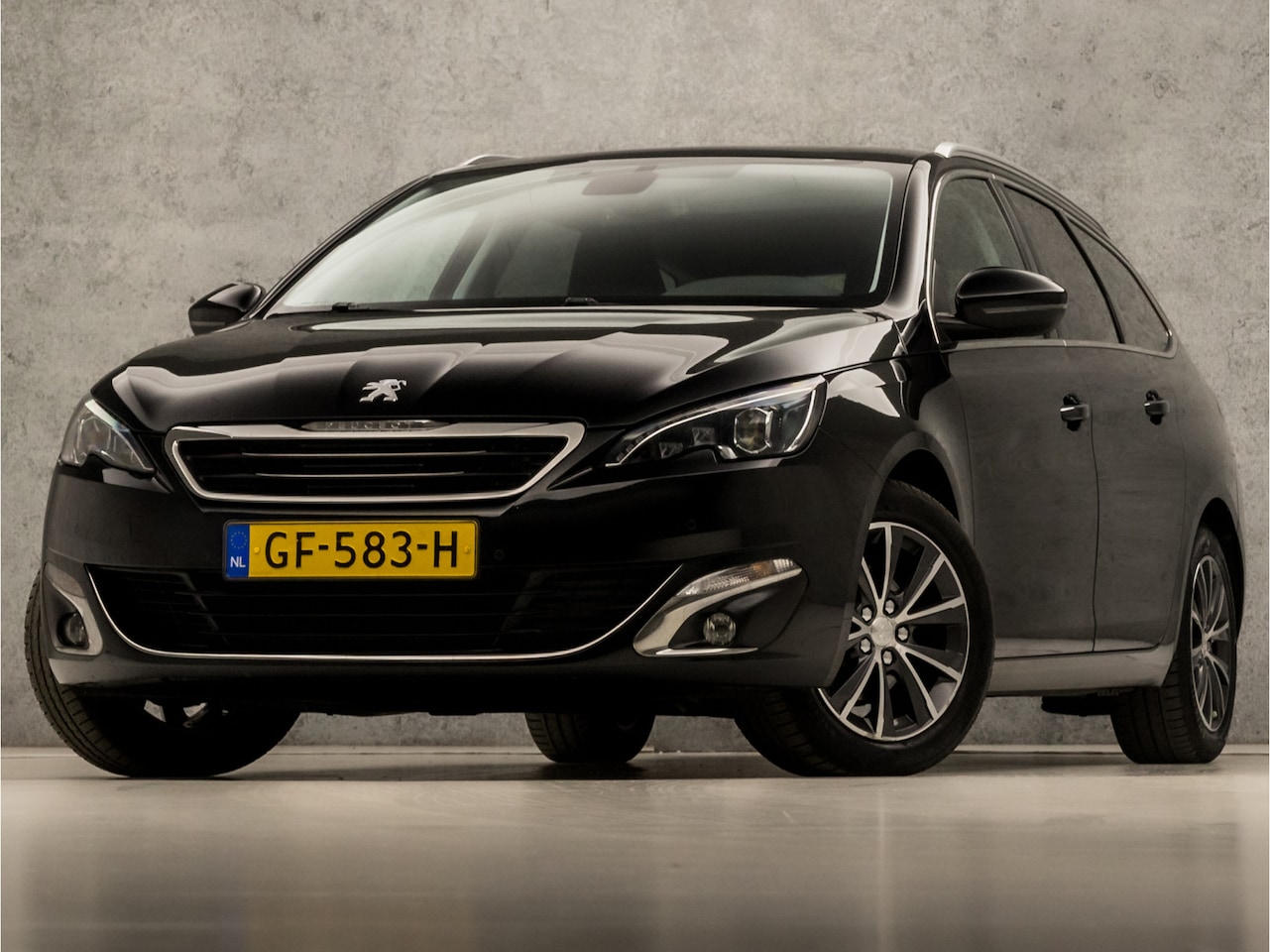 Peugeot 308 SW - 1.2 PureTech Premium Sport (PANORAMADAK, NAVIGATIE, CAMERA, GETINT GLAS, SPORTSTOELEN, STO - AutoWereld.nl