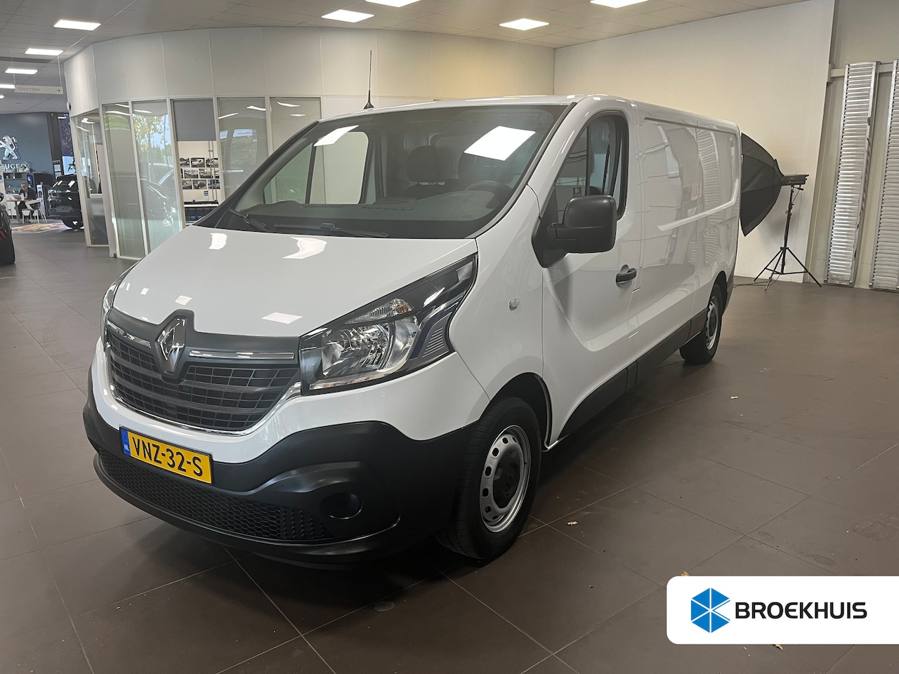 Renault Trafic - 2.0 dCi 120 T29 L2H1 Comfort | NETTE AUTO | Trekhaak | Keyless entry | | 2 zitplaatsen rec - AutoWereld.nl