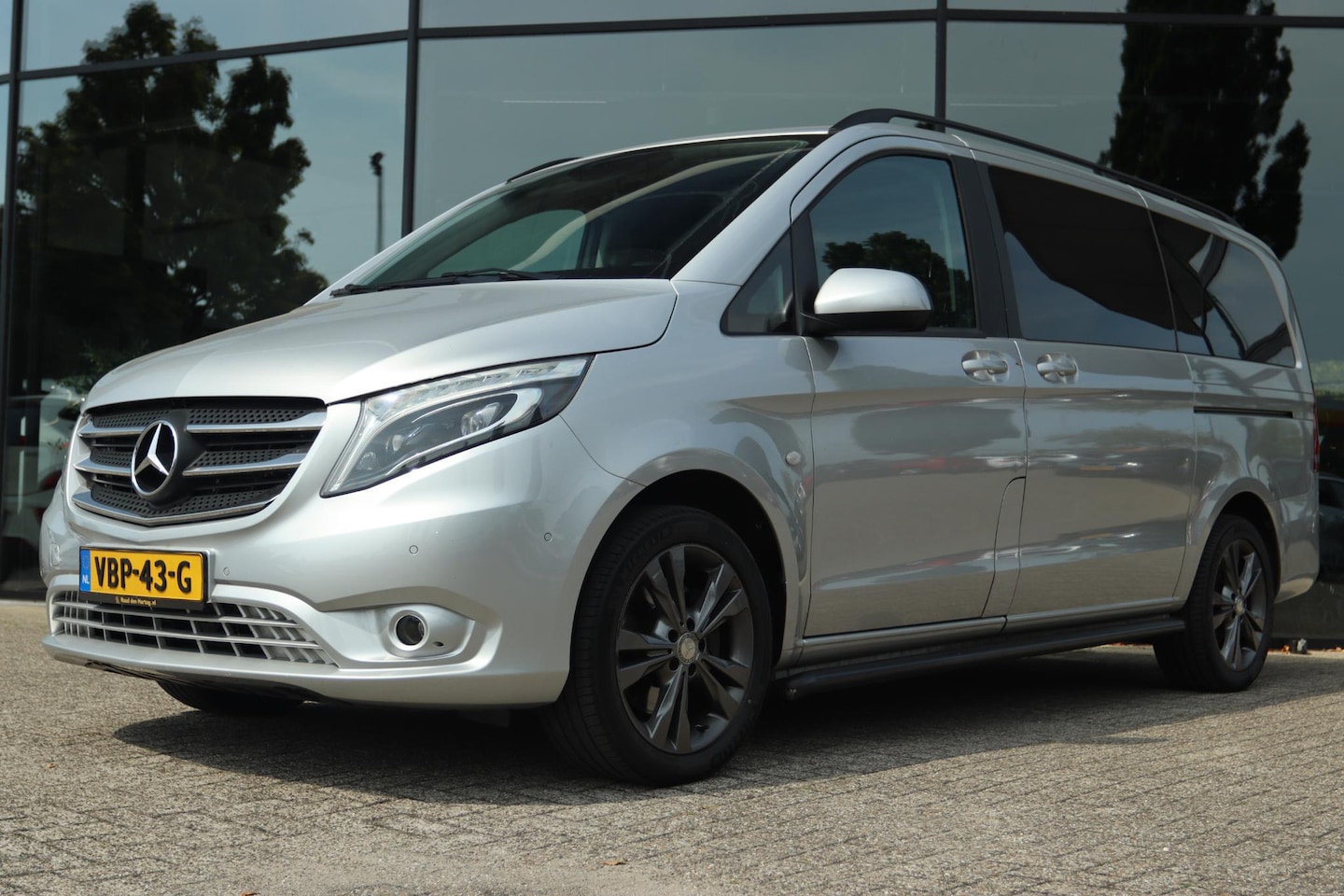 Mercedes-Benz Vito - 119 CDI LANG AUT. 190 PK 2 SCHUIFDEUREN| LED | CAMERA | 2500 KG TREKHAAK | 18 INCH LMV - AutoWereld.nl