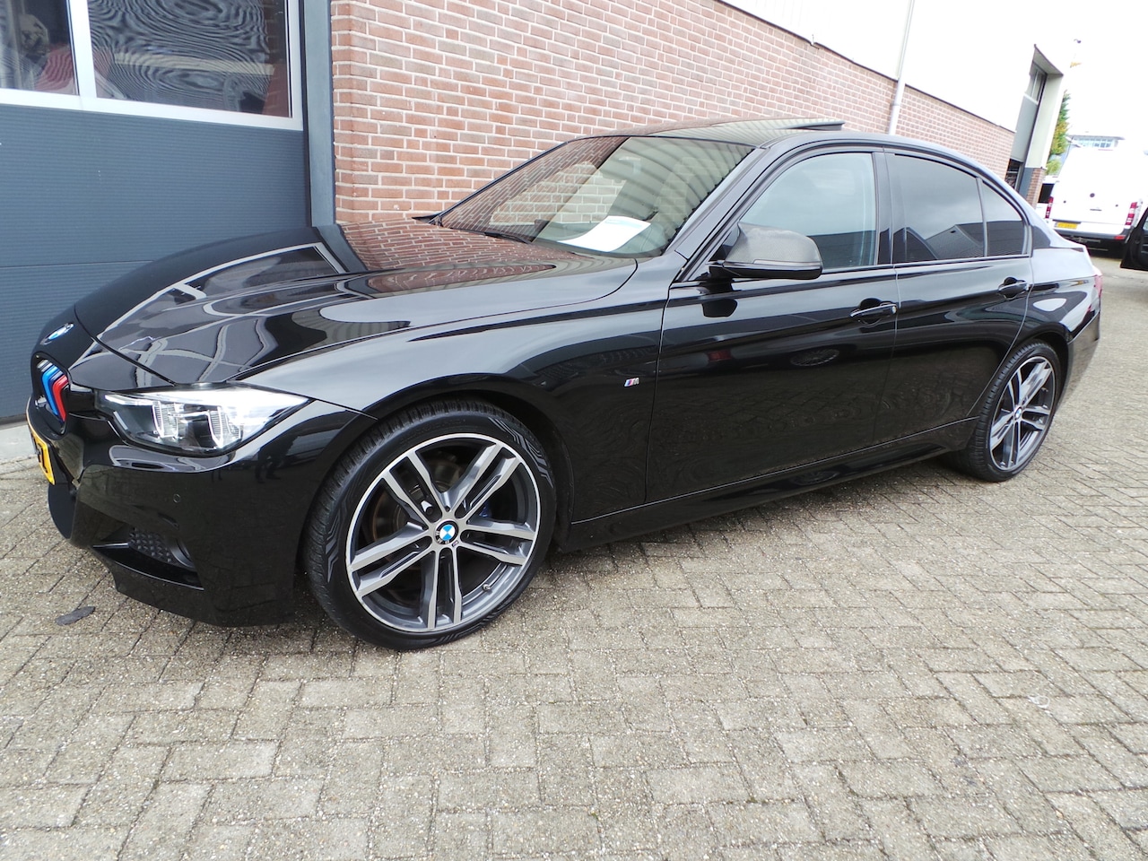 BMW 3-serie - 318i Exe Aut. M-Pakket Schuif-/kanteldak NAP Gr-Navi,Leer,19"Lmv,Stoelverw,Enz Enz - AutoWereld.nl