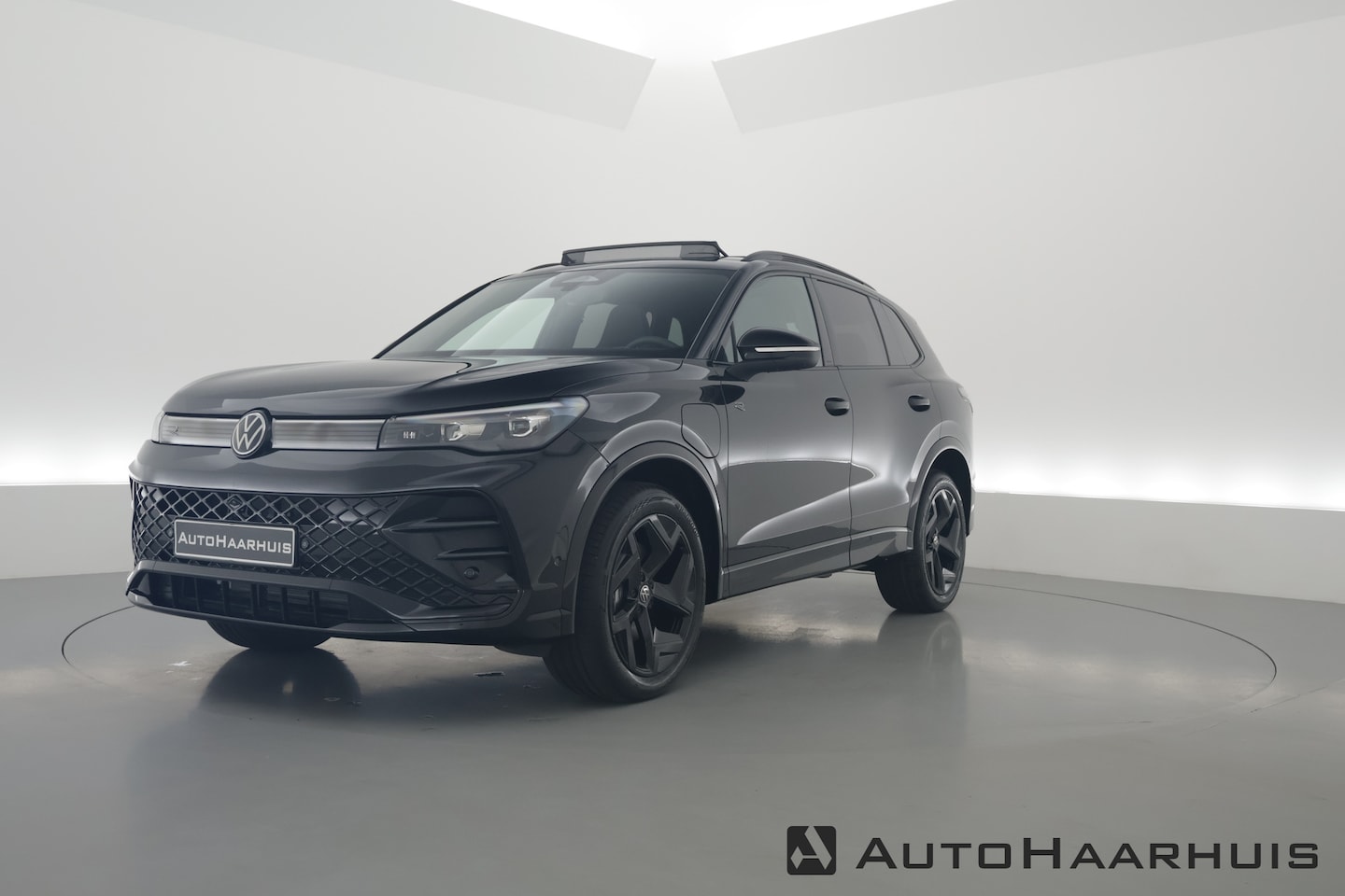 Volkswagen Tiguan - eHybrid R-Line Black Style 272pk | Pano | 360cam | Elek. Trekhaak | Massage | Stoel- Stuur - AutoWereld.nl