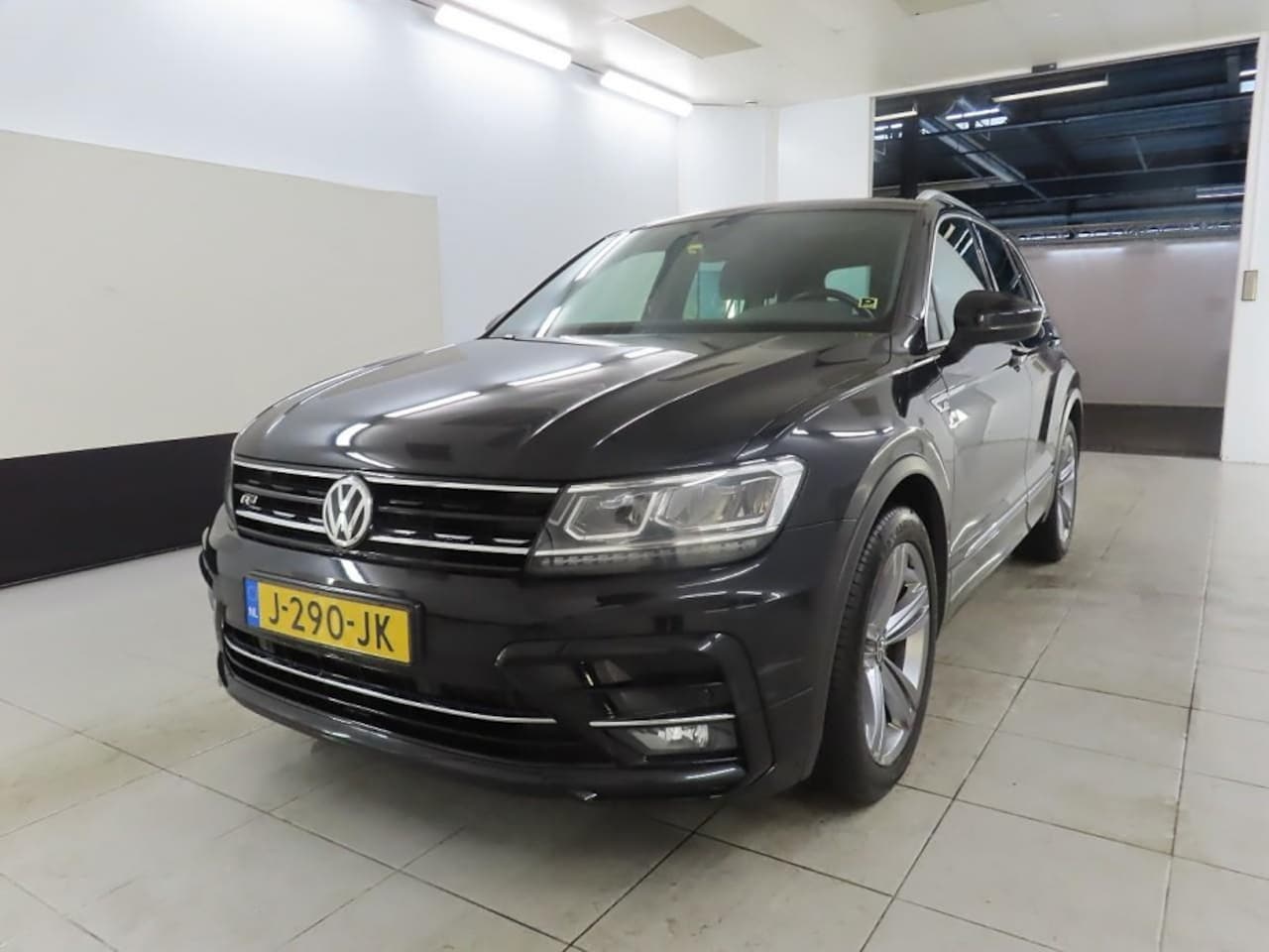Volkswagen Tiguan - 1.5 TSI ACT Highline Business R Digidash | Pano | Camera | LED | LMV 19"| NL auto | 1e eig - AutoWereld.nl