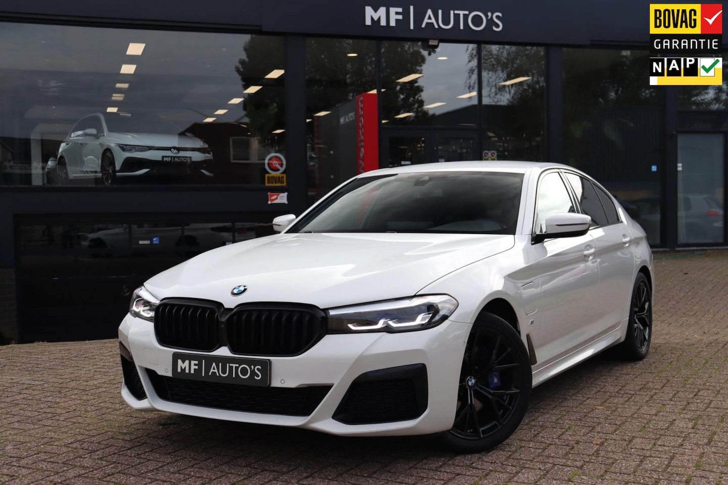 BMW 5-serie - 530e M Sport Shadow|Led|Navi|360|Carplay|Stuur & stoelverwarming - AutoWereld.nl