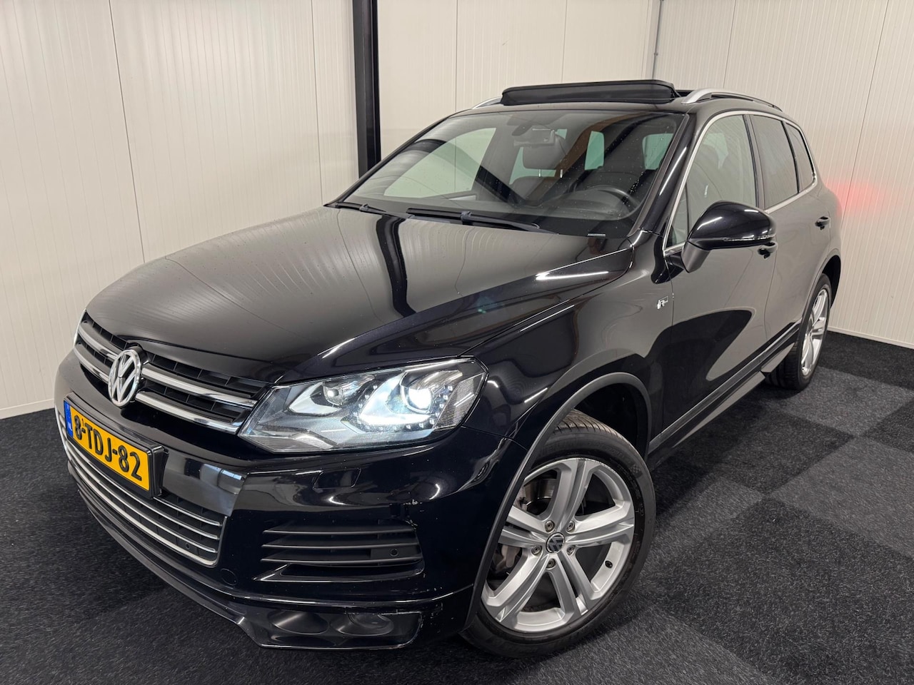 Volkswagen Touareg - 3.0 TDI R-line LED/LEDER/MEMORY/NAP/LUCHT/PANO/20"/DYNAUDIO/DEALER/TOPSTAAT - AutoWereld.nl