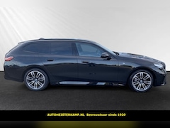 BMW 5-serie Touring - 540d xDrive 286 PK M-Sport ACC Head-Up Trekhaak Bowers Wilkins Stoelkoeling Stuurverwarmin