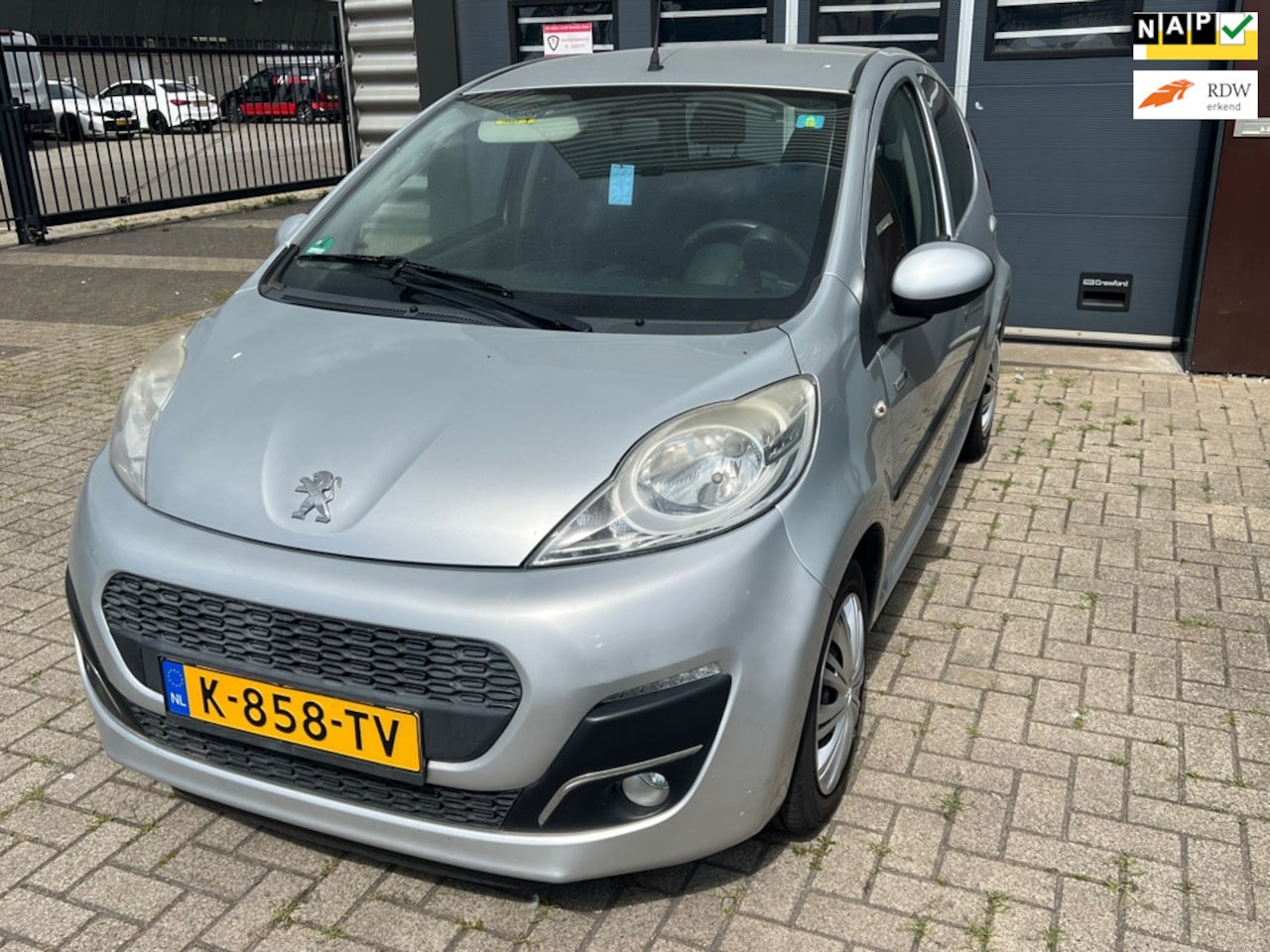 Peugeot 107 - 1.0 Urban Light Accent 1.0 Urban Light Accent - AutoWereld.nl
