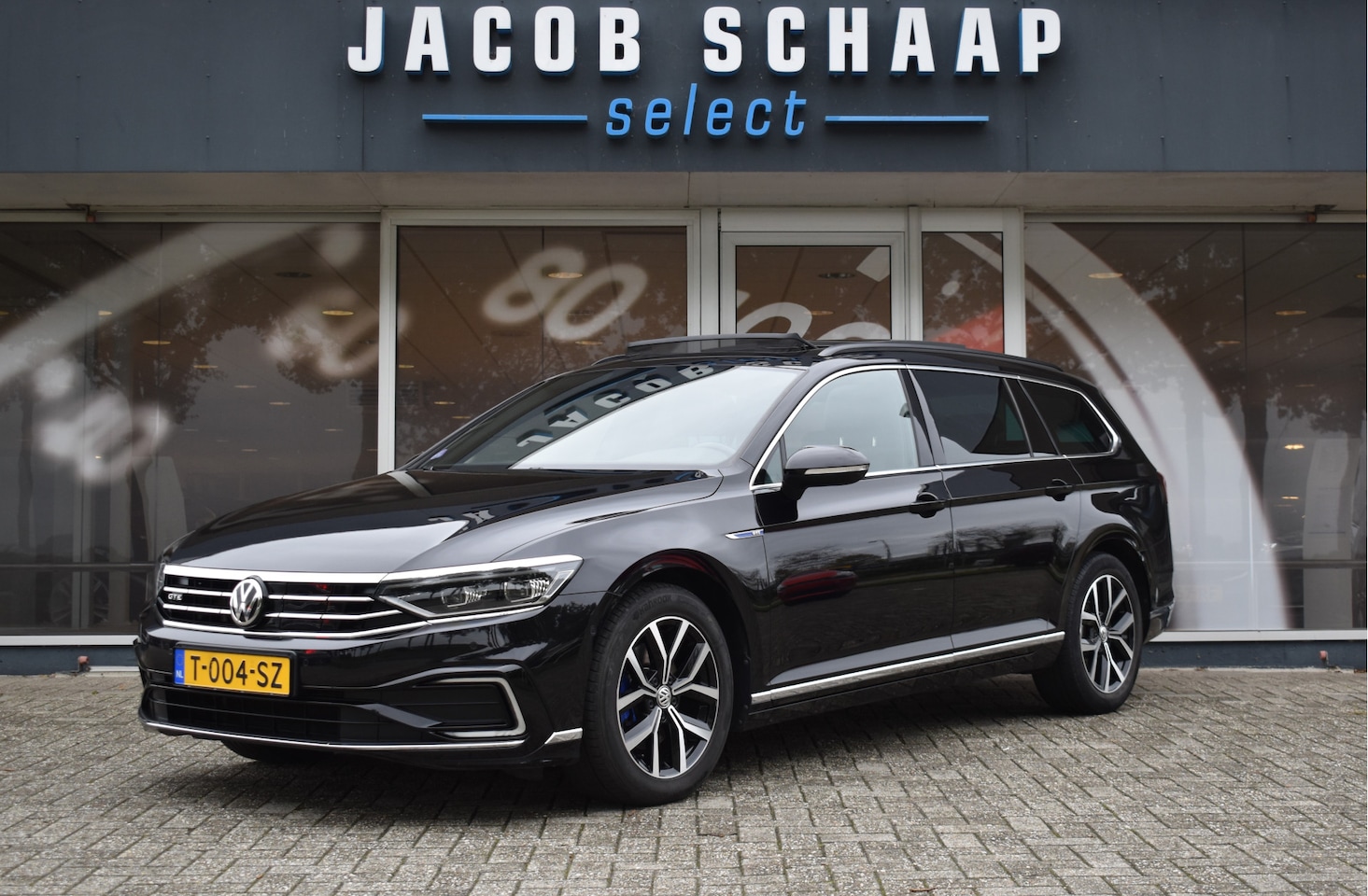 Volkswagen Passat Variant - 1.4 TSI PHEV GTE Business Automaat / Pano schuifdak /  Trekhaak / Keyless / Navi / PDC + C - AutoWereld.nl