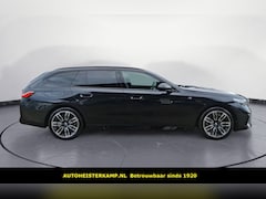 BMW 5-serie Touring - 520d M-Sport 197 PK ACC Head-Up Trekhaak Stoelkoeling Stuurverwarming Standkachel