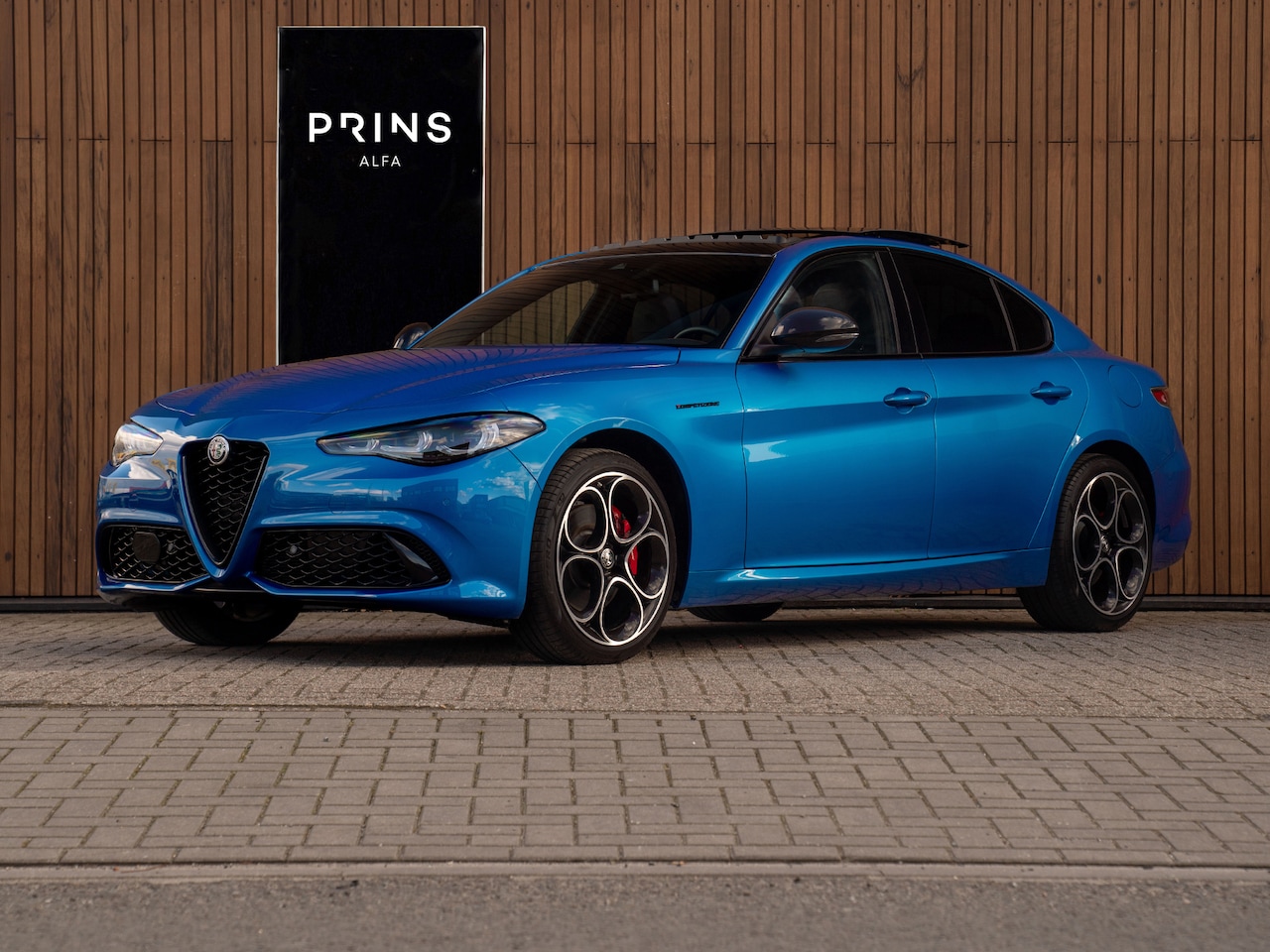 Alfa Romeo Giulia - 2.0T GME AWD Competizione 280pk | Pano-dak | Harman/Kardon | Blu Misano | CarPlay | Ledere - AutoWereld.nl