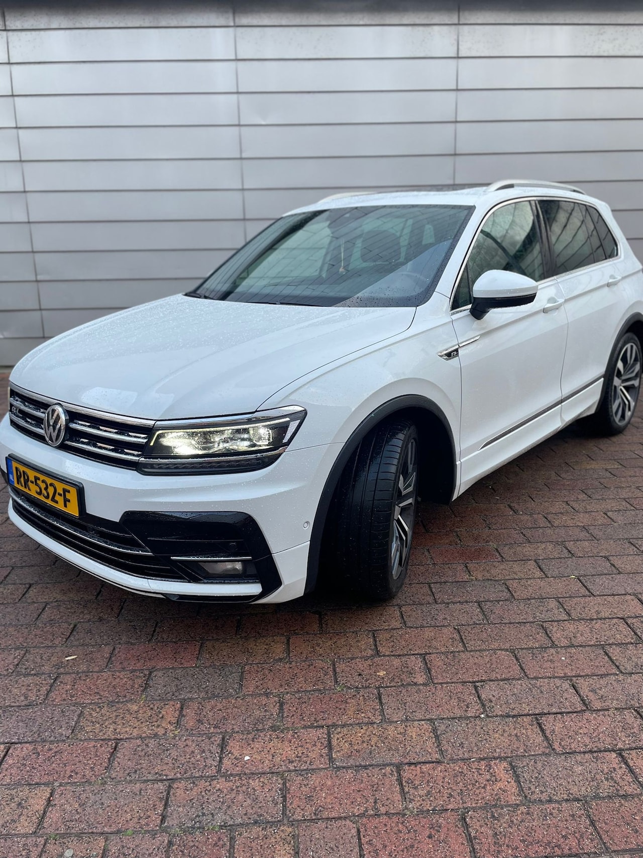 Volkswagen Tiguan - 2.0 TSI 4Motion Highline 3 *R LINE!!!PANO - AutoWereld.nl