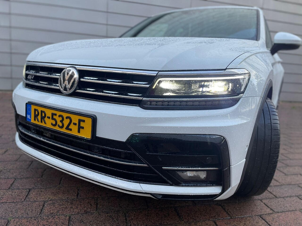 Volkswagen Tiguan - 2.0 TSI 4Motion Highline 3 *R LINE!!!PANO - AutoWereld.nl