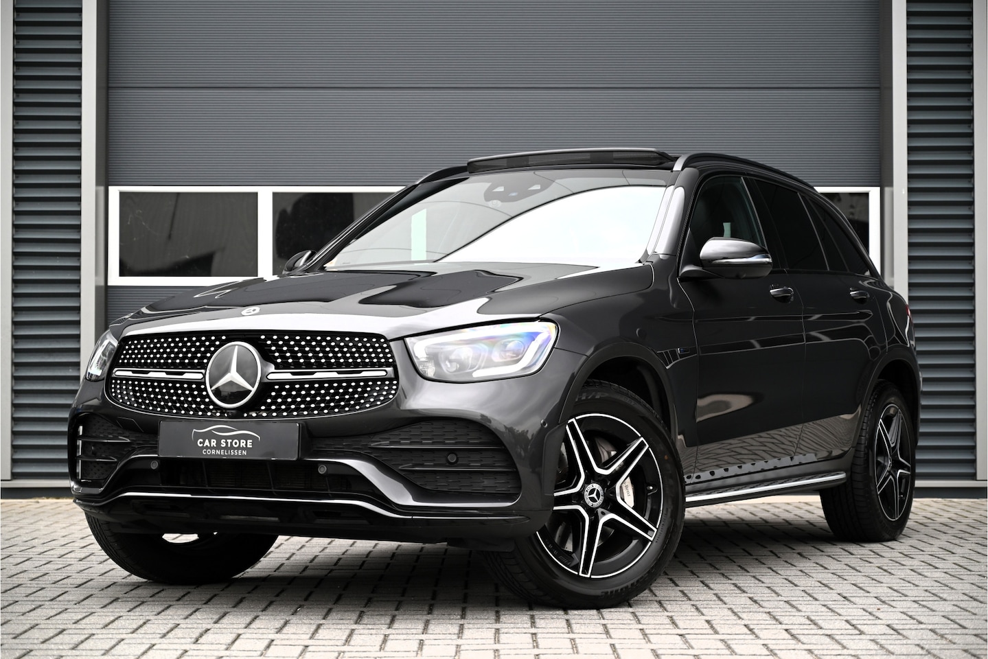 Mercedes-Benz GLC-klasse - 300e 4MATIC AMG / PANO / NIGHT / BURMESTER / LED / 360 CAMERA / FABRIEKSGARANTIE 11-2027 / - AutoWereld.nl