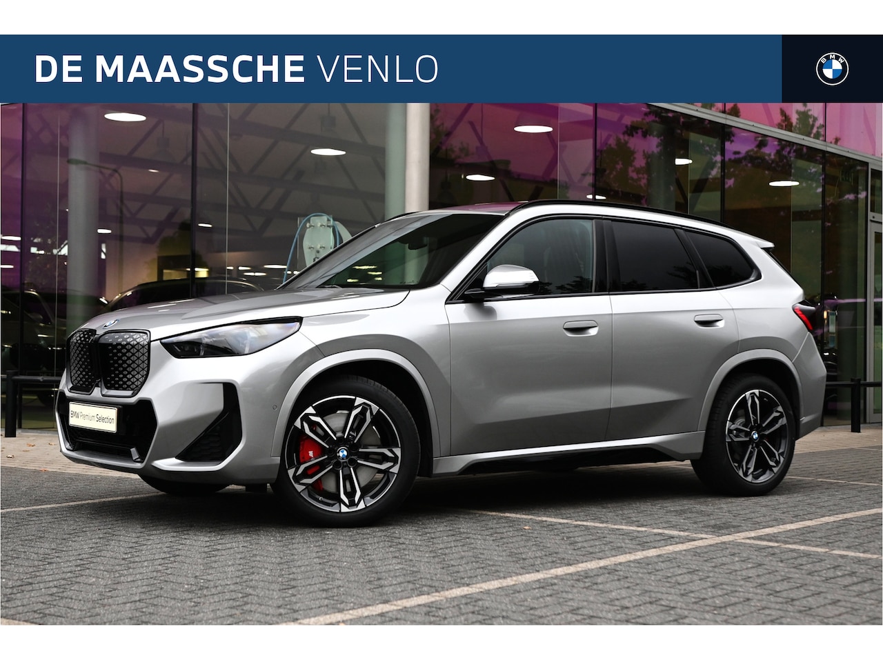 BMW iX1 - eDrive20 High Executive M Sport / Panoramadak / Trekhaak / Sportstoelen / M Adaptief onder - AutoWereld.nl