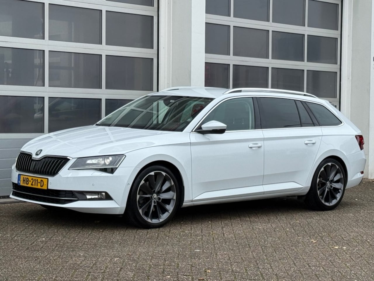 Skoda Superb - 2.0 TDI 150PK Business Xenon Navi Leer Trekhaak Dealeroh! - AutoWereld.nl