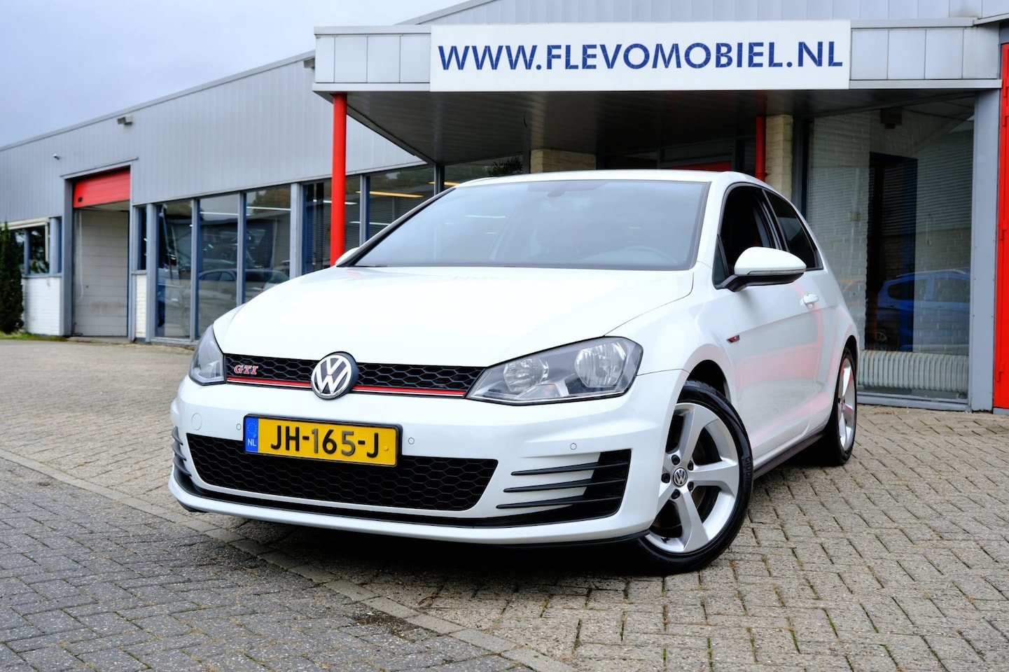 Volkswagen Golf - 2.0 TSI 230pk GTI Performance Navi|Cam|DAB|Apple CarPlay|Sportstoelen - AutoWereld.nl