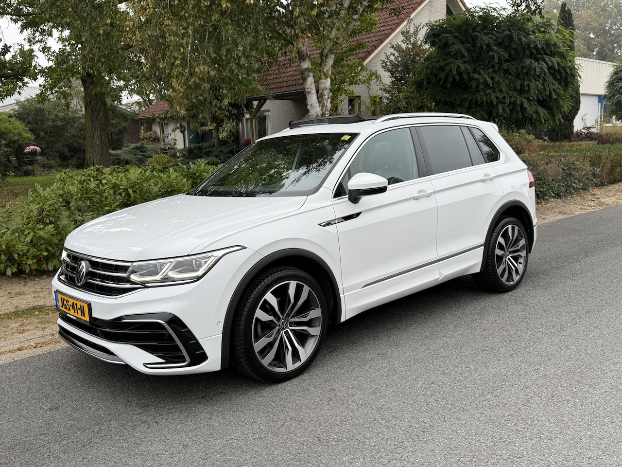 Volkswagen Tiguan - 1.5 TSI 150PK DSG 3xR-Line•Pano•Trekhaak - AutoWereld.nl