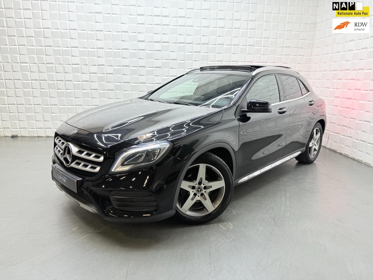 Mercedes-Benz GLA-Klasse - 180 AMG PANO KEYLESS CAMERA LEER - AutoWereld.nl