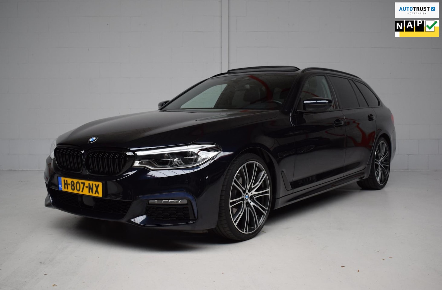 BMW 5-serie Touring - 520i M-SPORT ORG.NED / NAP / PANORAMADAK / 360CAMERA / HARMAN-KARDON / NAPPA / HEAD-UP - AutoWereld.nl