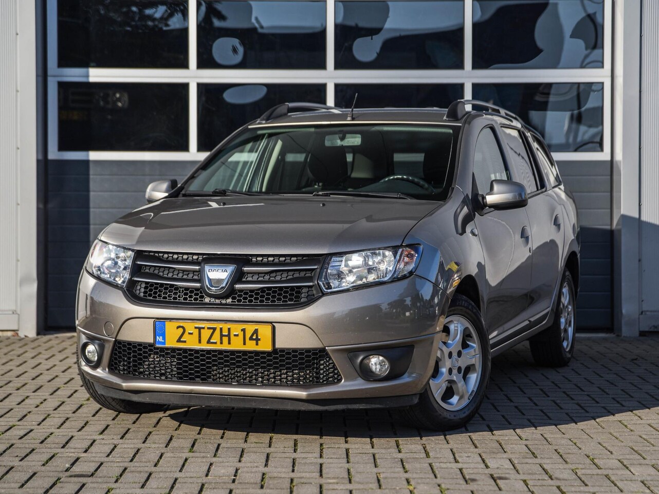 Dacia Logan MCV - 0.9 TCe Prestige | Navi | Cruise control | PDC | Trekhaak | Bluetooth - AutoWereld.nl