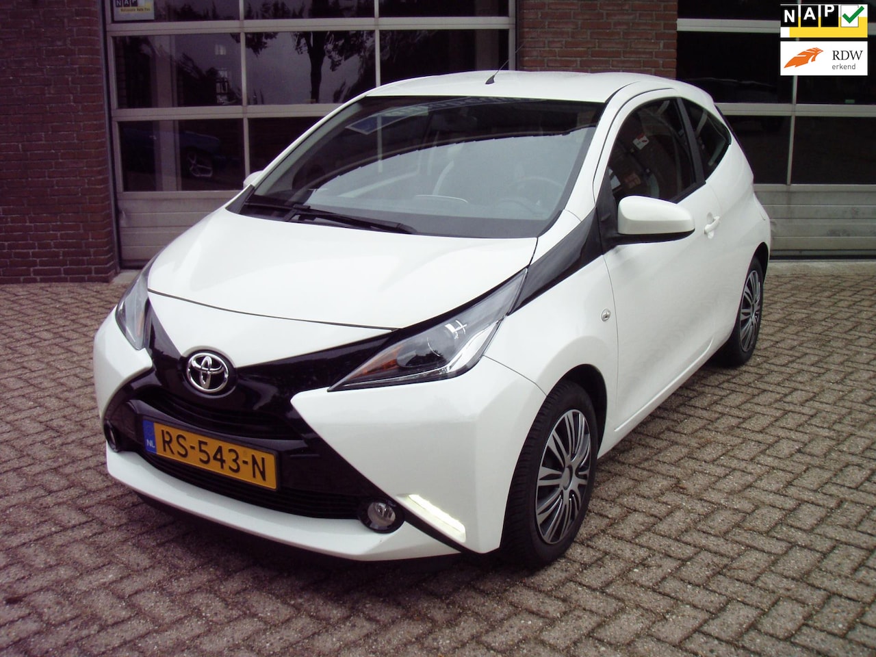 Toyota Aygo - 1.0 VVT-i x-play CAMERA / CRUISE CTR / AIRCO/LED - AutoWereld.nl