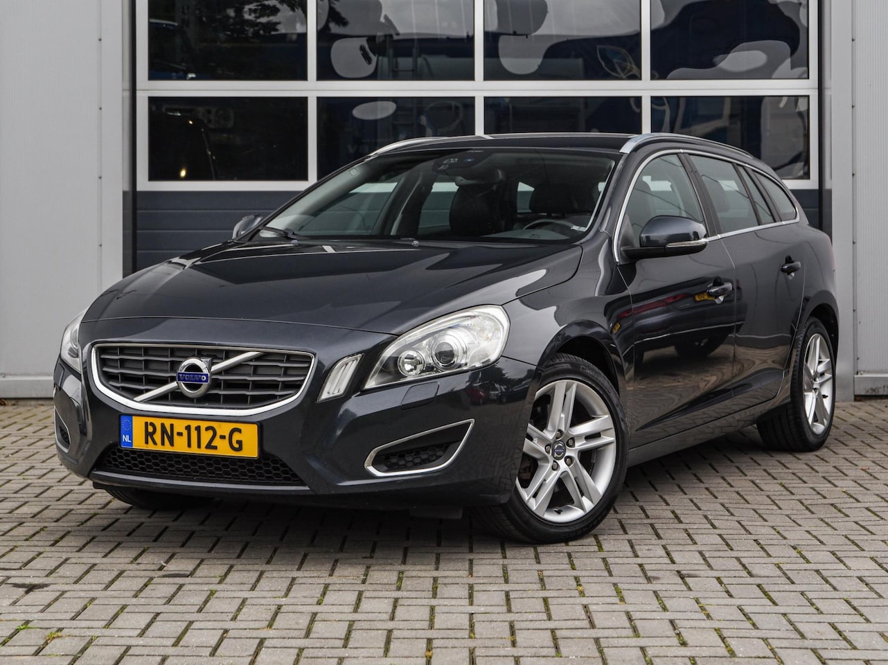 Volvo V60 - 1.6 DRIVe Summum | Leder | Xenon | PDC | Stoelverwarming | Trekhaak | Climate control - AutoWereld.nl