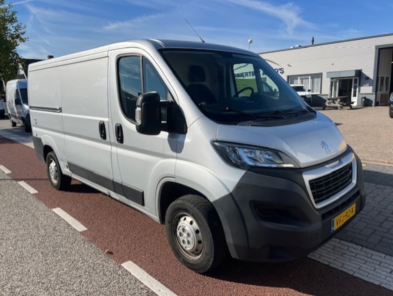 Peugeot Boxer - 2.2 BlueHDi 120 L2H1 Premium LANG LAADKLEP LBW KLIMA - AutoWereld.nl
