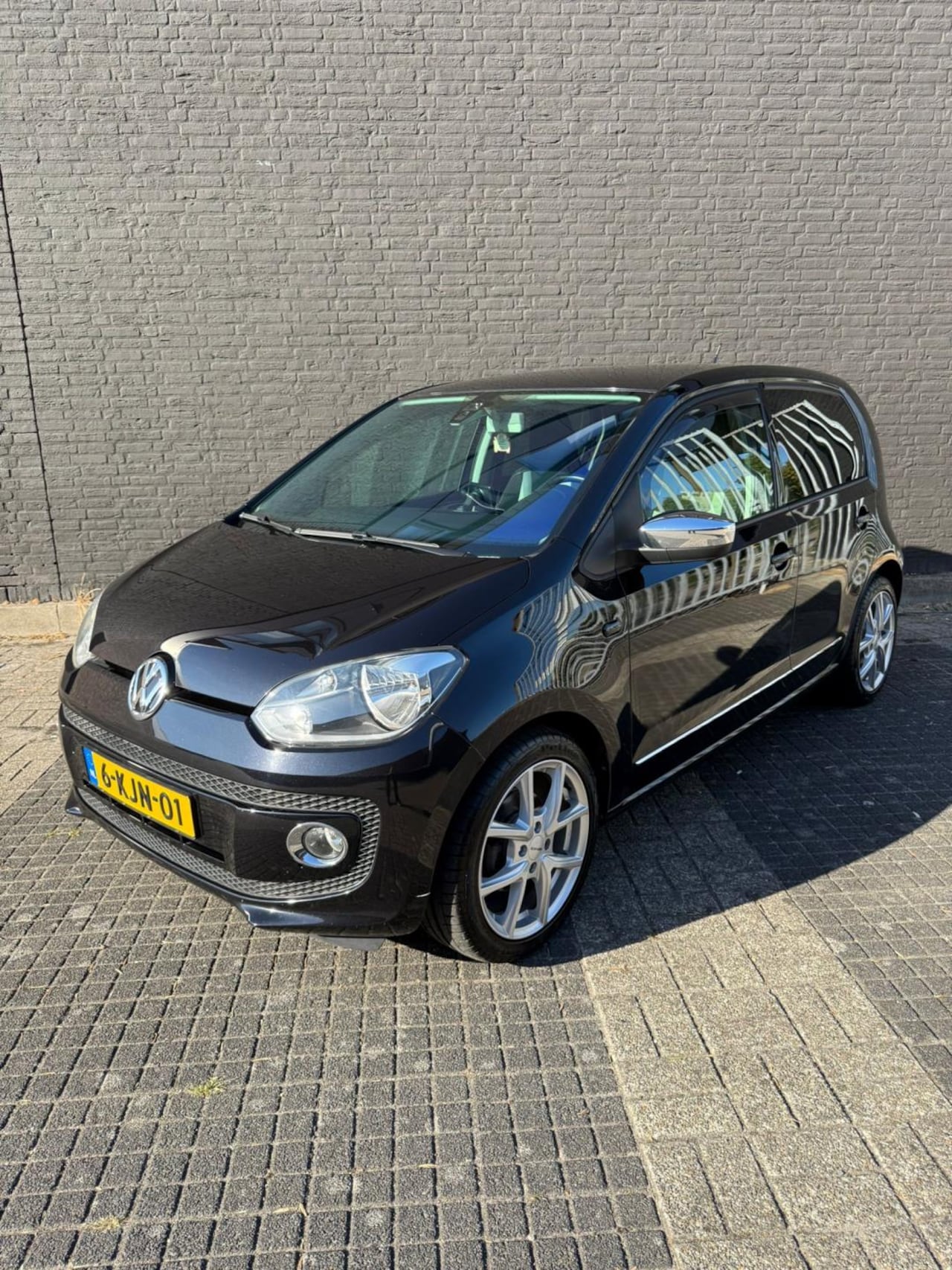 Volkswagen Up! - Volkswagen High Up! Bluemotion 1.0 44KW 2013 Zwart - AutoWereld.nl
