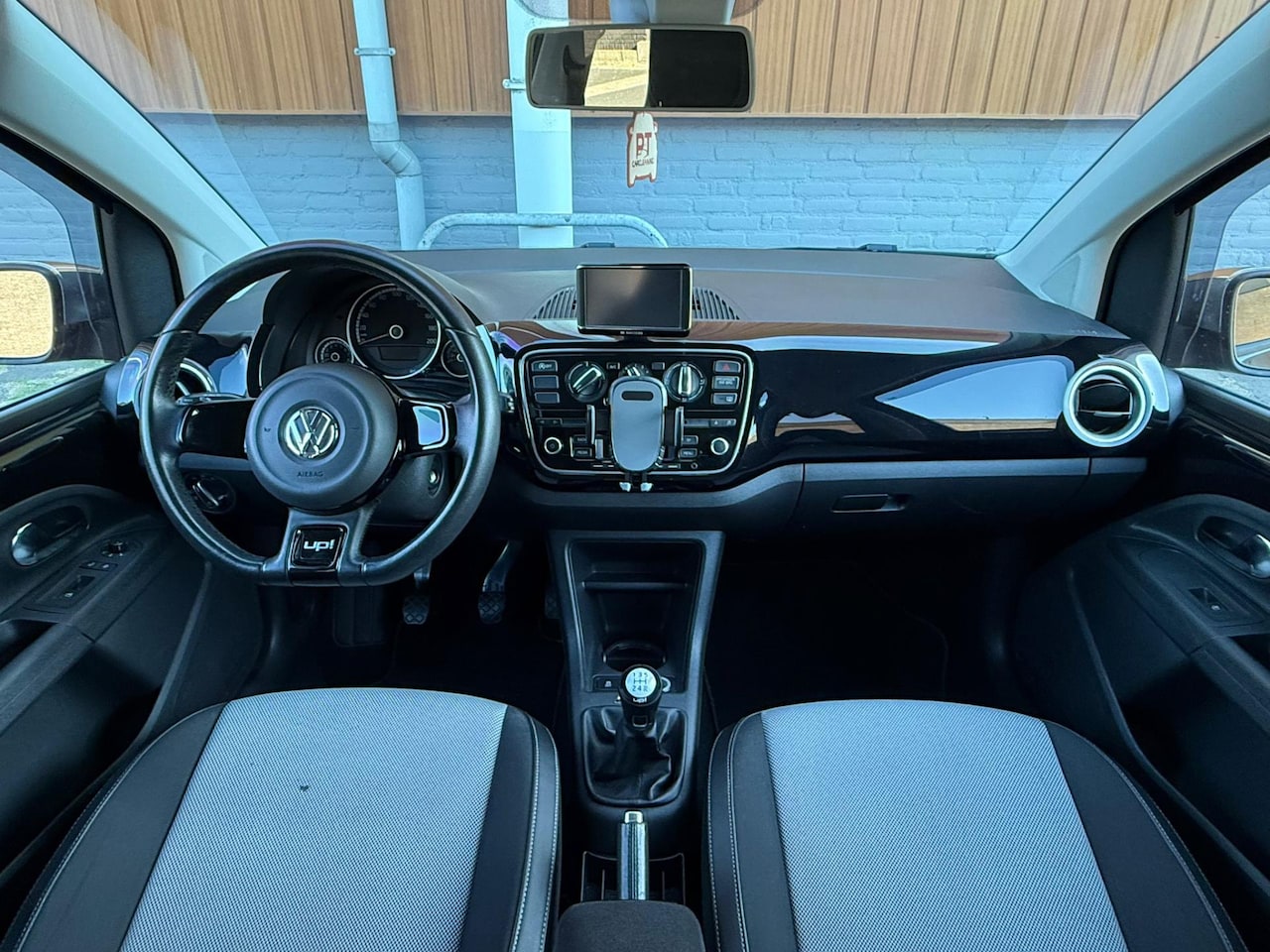 Volkswagen Up! - Volkswagen High Up! Bluemotion 1.0 44KW 2013 Zwart - AutoWereld.nl